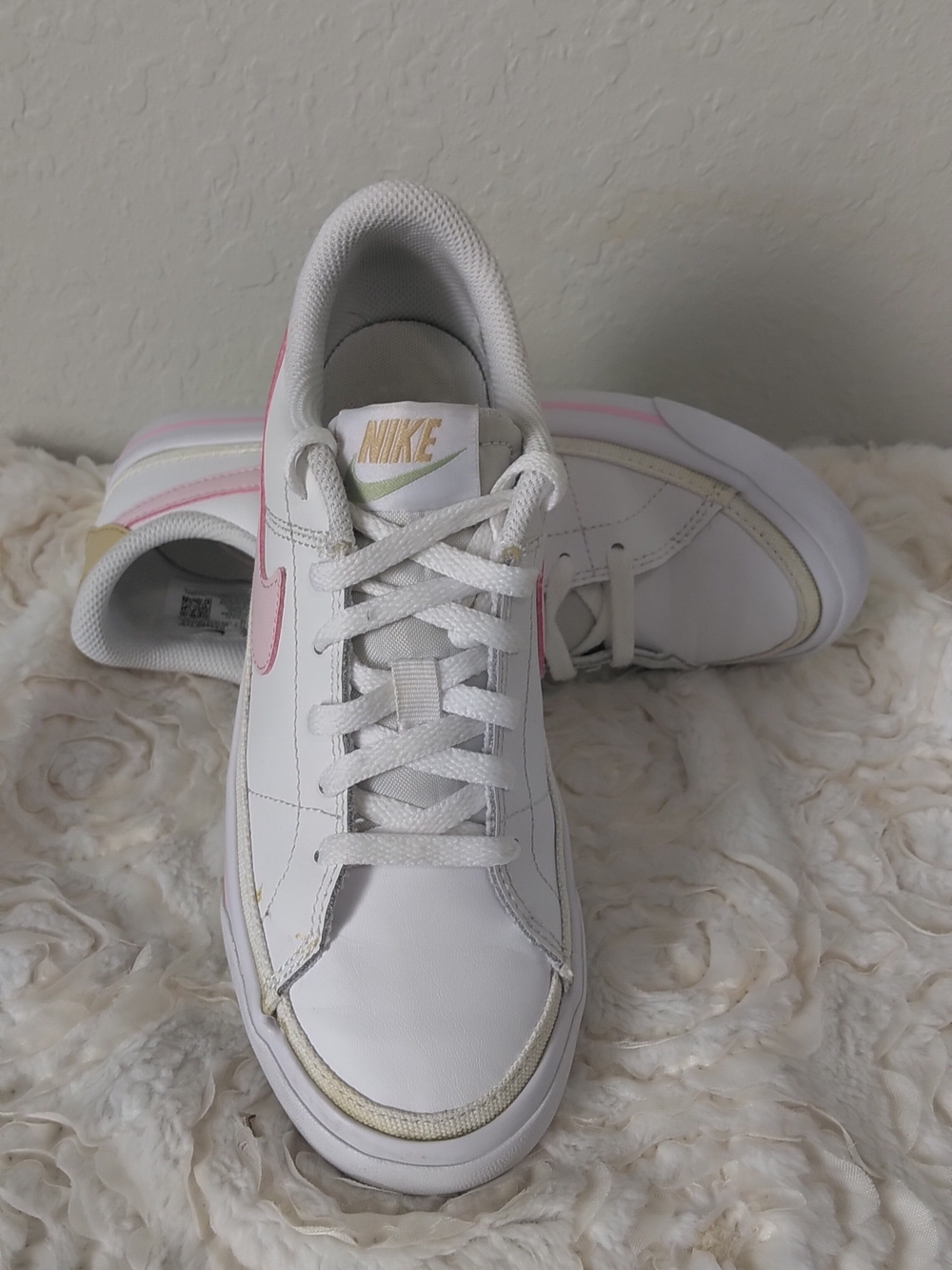 Nike Girls White Leather Low-Top Sneakers with Pink Swoosh - Picture 4 of 7